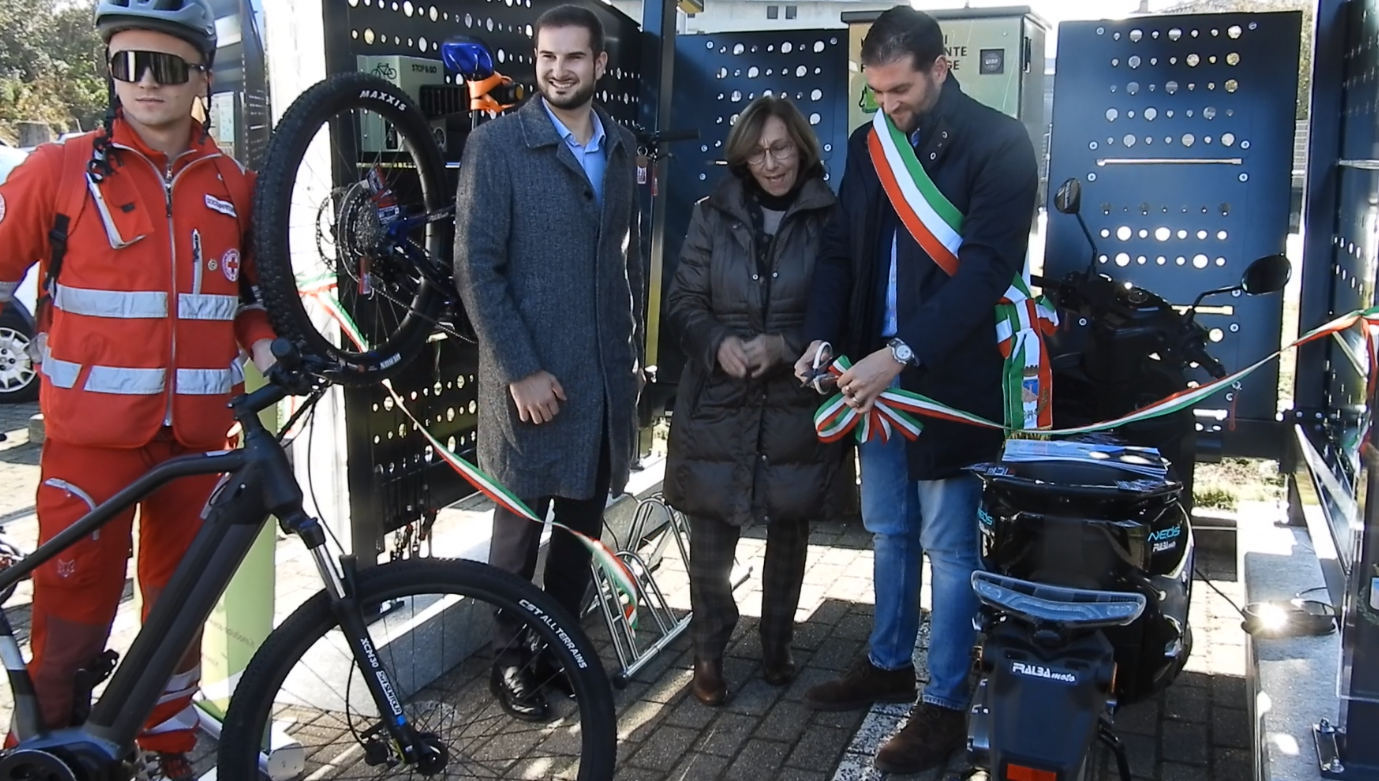 da-sx-un-volontario-della-cri-alberto-baldini-maria-rosa-gnocchi-e-alessandro-monti