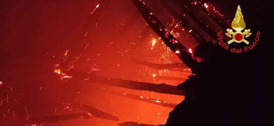 incendio-inizio-anno-intervento-vigili-del-fuoco-09_01_25-copia