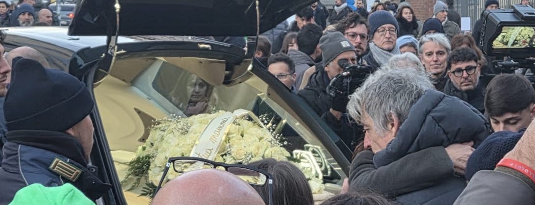 folla-uscita-funerale-di-chiara-2-08_01_26-copia