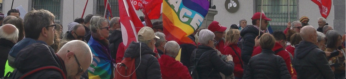 1-Bandiere-dei-mannifestanti-in-piazza-Repubblica-dellOssola-copia
