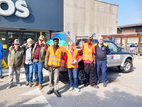 Alpini-e-volontari-alla-Tigros-di-Trobaso-copia