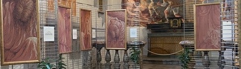 La-via-Crucis-in-fondo-alla-navata-sinistra