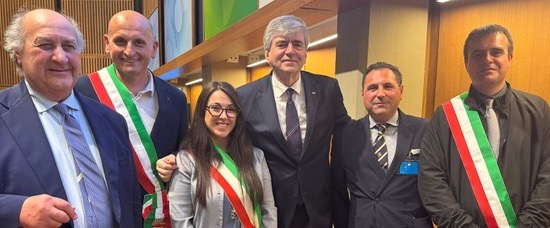 Foto-di-gruppo-consegna-bandiere-Blu-a-localita-del-Vco