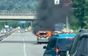 auto-in-fiamme-in-superstrada