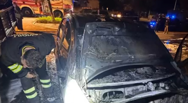 gozzano-auto-incendiata-copia